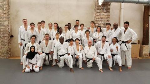 Photo de groupe au dojo Tenchi