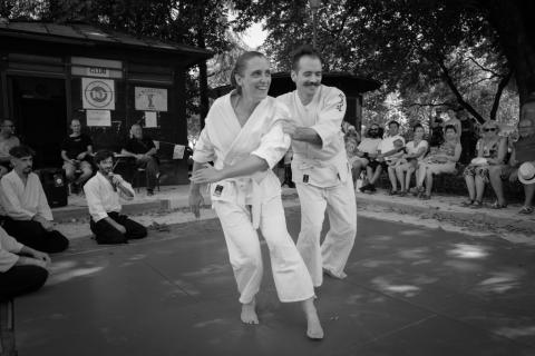 Laetitia et Olivier démontrant une technique arrière au forum des associations de Paris 10e en septembre 2023