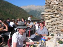 Petit déjeuner au soleil pendant le stage d'été de 2004 dans le Queyras