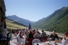 Petit déjeuner au soleil pendant le stage d'été de 2005 dans le Queyras