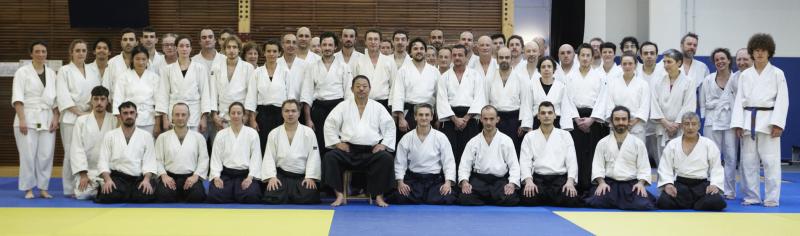 Les élèves Tenchi entourent Hitohira Saito Sensei lors du stage organisé par l'association en 2017
